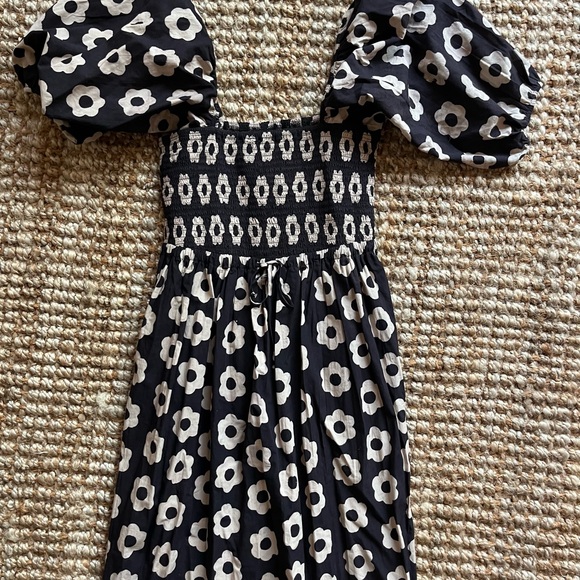 Katrina Noir Daisy Dress - Picture 3 of 7